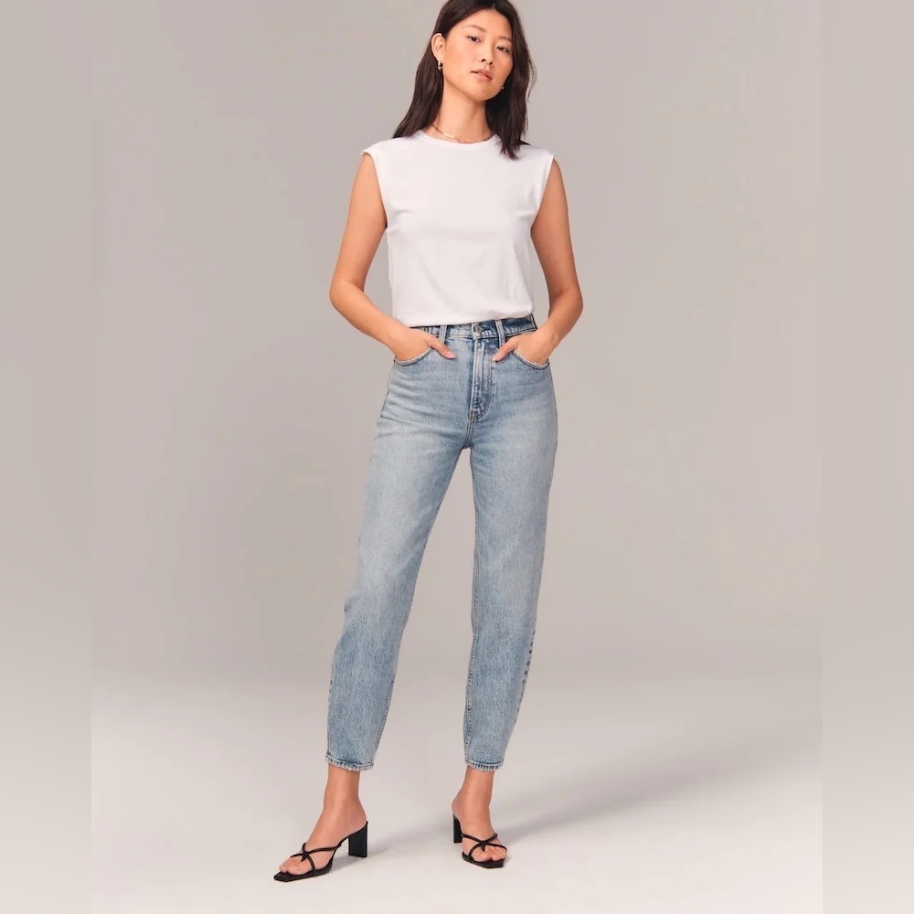 Abercrombie & Fitch The Mom High Rise Light Blue Jeans, Size 27
